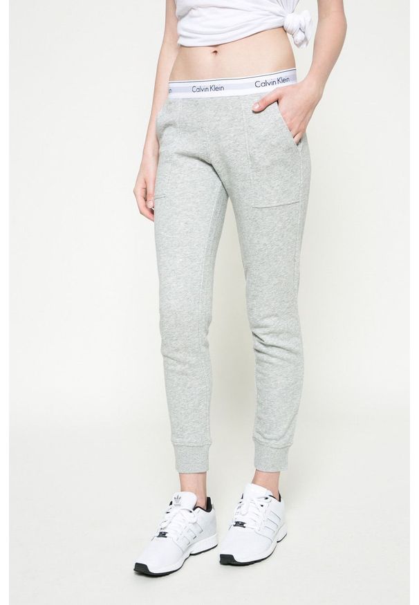 Calvin Klein Jeans - Spodnie 000QS5716E. Kolor: szary. Materiał: dzianina. Wzór: gładki