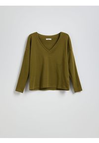 Reserved - Longsleeve z dekoltem V - oliwkowy. Kolor: oliwkowy. Materiał: dzianina, bawełna. Długość rękawa: długi rękaw #1