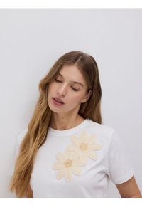 Reserved - T-shirt z szydełkowaną aplikacją - złamana biel. Materiał: bawełna. Wzór: aplikacja