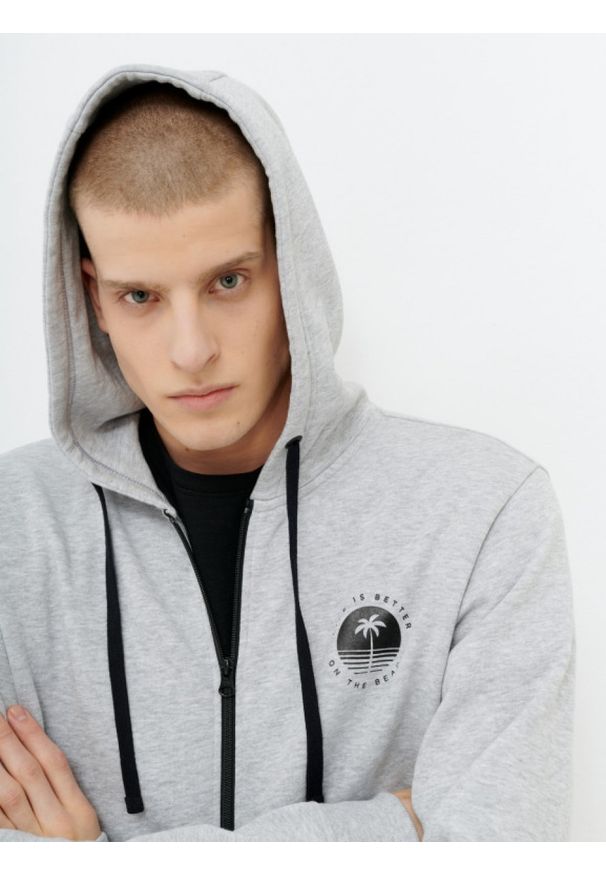 outhorn - Bluza rozpinana z kapturem męska. Okazja: na co dzień. Typ kołnierza: kaptur. Materiał: dresówka, dzianina, bawełna, wiskoza, poliester. Wzór: nadruk. Styl: casual, klasyczny, sportowy