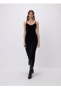 Reserved - Sukienka maxi z asymetrycznym rozcięciem - czarny. Kolor: czarny. Materiał: welur, dzianina. Typ sukienki: asymetryczne. Długość: maxi #1