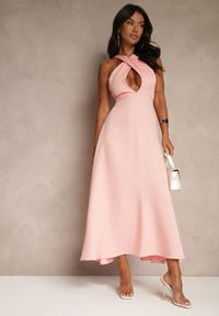 Renee - Różowa Koktajlowa Sukienka z Wiskozą i Dekoltem Halter Dolmanna. Typ kołnierza: dekolt halter. Kolor: różowy. Materiał: wiskoza. Styl: wizytowy