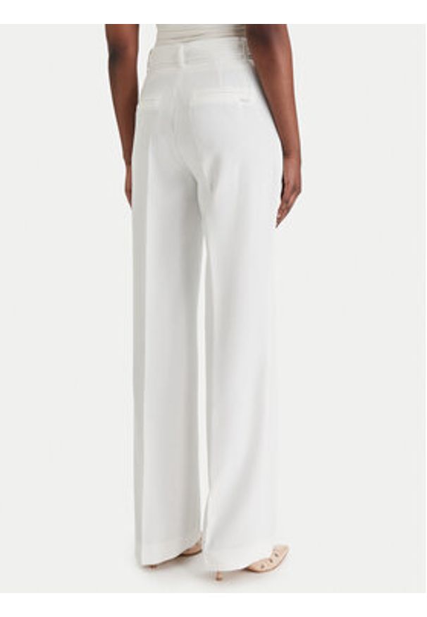Guess Spodnie materiałowe W6GB05 W1765 Biały Regular Fit. Kolor: biały. Materiał: syntetyk