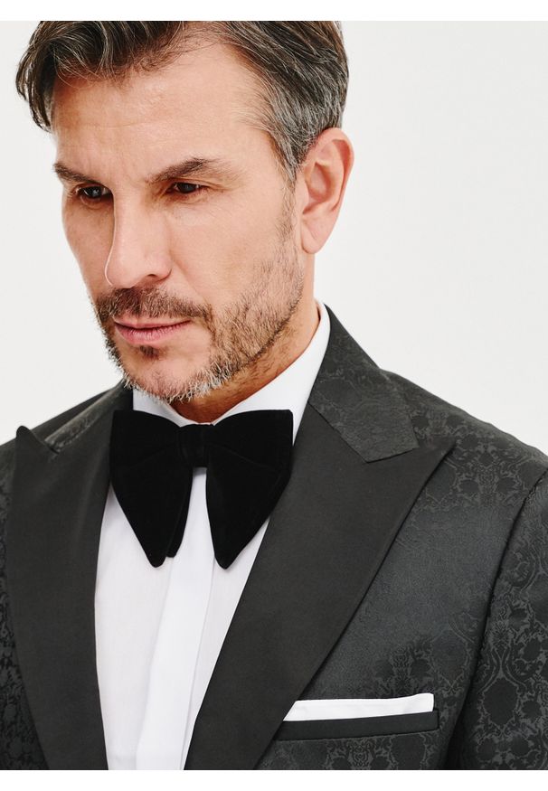 Pako Lorente - PAKO LORENTE – Czarna żakardowa marynarka smokingowa. Okazja: na ślub cywilny, na sylwestra, na wesele, na studniówkę. Kolor: czarny, brązowy. Materiał: żakard