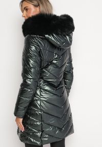 Born2be - Ciemnozielona Metaliczna Kurtka Pikowana z Kapturem Eclaris. Okazja: na co dzień. Typ kołnierza: kaptur. Kolor: zielony. Materiał: futro, jeans. Długość rękawa: długi rękaw. Długość: długie. Wzór: aplikacja. Styl: casual, elegancki #5