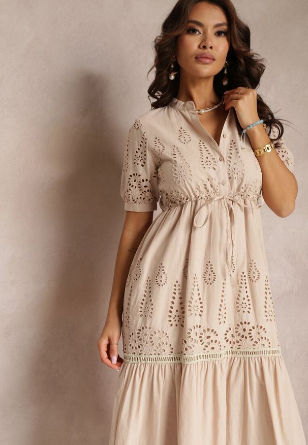 Renee - Beżowa Haftowana Sukienka Bawełniana ze Ściągaczem w Talii Ineryna. Kolor: beżowy. Materiał: bawełna. Wzór: haft. Sezon: lato. Styl: boho