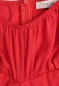 Born2be - Czerwona Sukienka Midi z Dekoltem Carmen i Bufiastymi Rękawkami Amarhis. Okazja: na imprezę, na co dzień. Typ kołnierza: typu carmen. Kolor: czerwony. Wzór: aplikacja. Typ sukienki: proste. Długość rękawa: krótki rękaw. Sezon: lato. Styl: casual, klasyczny, elegancki. Długość: midi #6