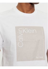 Calvin Klein T-Shirt Square Logo K10K112503 Biały Regular Fit. Kolor: biały. Materiał: bawełna #4