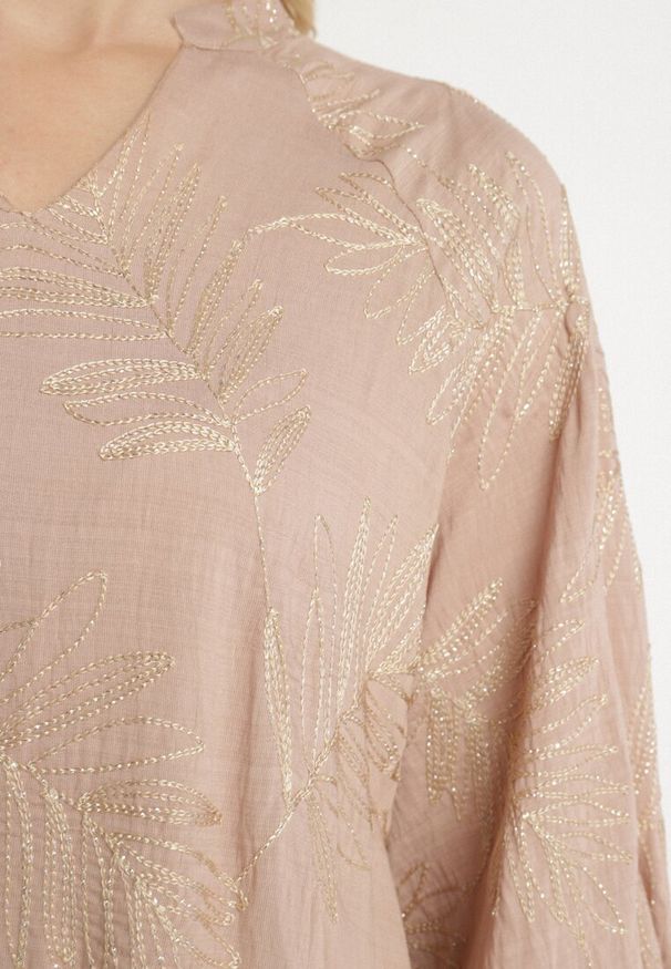 Born2be - Beżowa Wiskozowa Sukienka z Metaliczną Nicią i Haftami Norvezira. Okazja: na spacer, na co dzień. Typ kołnierza: dekolt w serek. Kolor: beżowy. Materiał: wiskoza. Długość rękawa: długi rękaw. Wzór: haft. Typ sukienki: proste. Styl: casual, elegancki