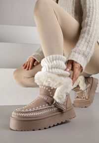 Born2be - Ciemnobeżowe Śniegowce na Grubej Podeszwie Ozdobione Haftowanym Motywem i Futerkiem Caretusa. Okazja: na co dzień. Kolor: beżowy. Materiał: futro. Wzór: haft, aplikacja. Styl: klasyczny, casual, elegancki #5