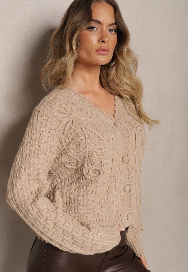 Renee - Beżowy Kardigan w Stylu Oversize z Guzikami i Ozdobnymi Tłoczeniami Palabia. Kolor: beżowy. Sezon: zima
