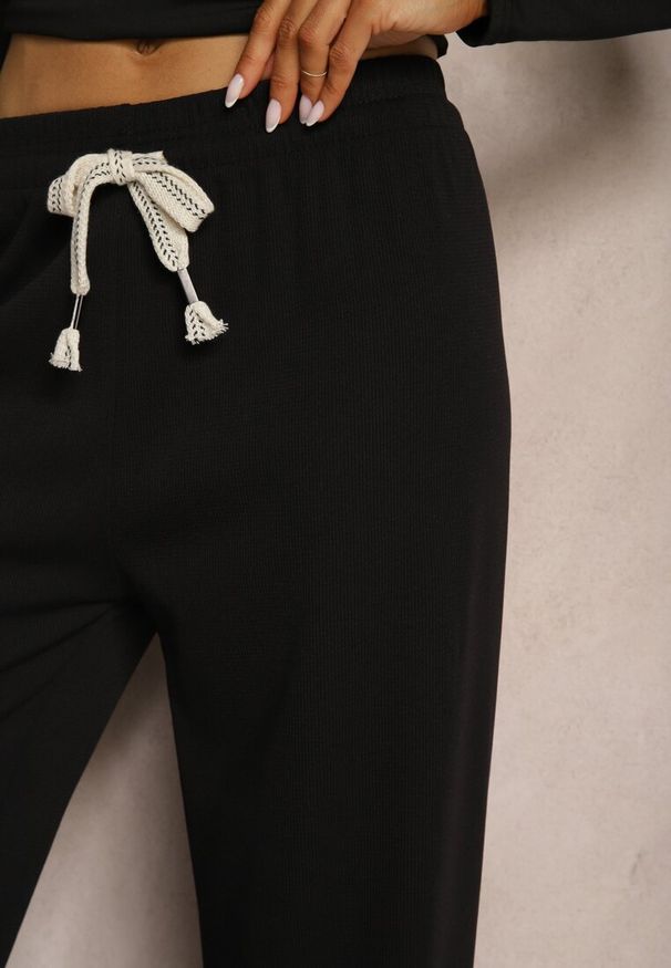Renee - Czarne Prążkowane Spodnie Szerokie High Waist z Troczkiem w Pasie Saivine. Okazja: na spotkanie biznesowe, na co dzień. Stan: podwyższony. Kolor: czarny. Materiał: prążkowany. Długość: długie. Styl: casual, biznesowy