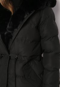 Born2be - Czarna Pikowana Kurtka z Ozdobnym Futerkiem Dristella. Kolor: czarny. Materiał: futro. Wzór: aplikacja #3