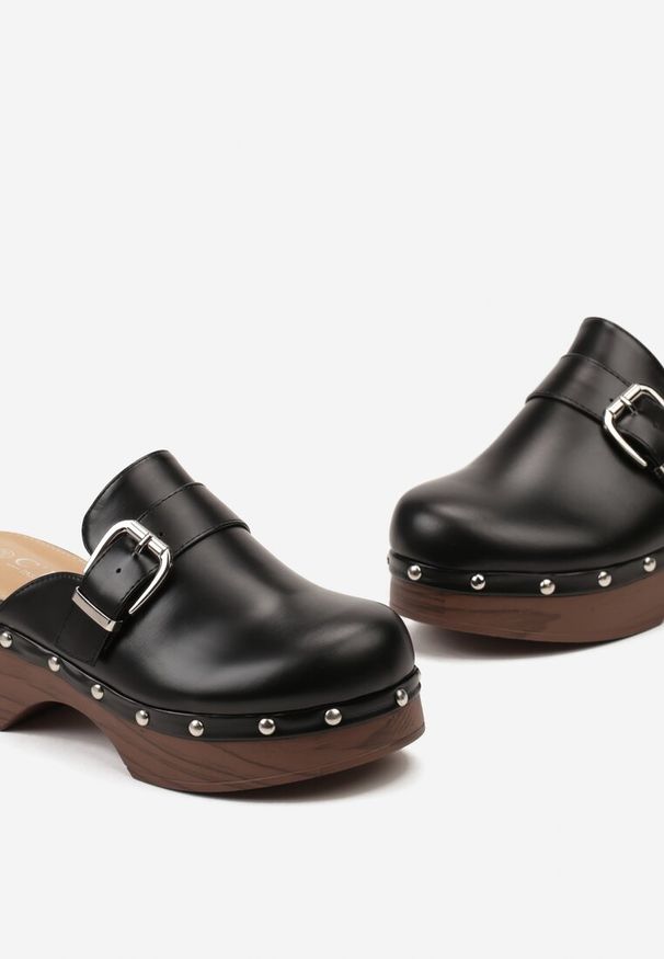 Renee - Czarne Klapki Typu Chodaki z Ozdobnymi Nitami i Klamrą Osmeria. Kolor: czarny. Wzór: aplikacja. Obcas: na obcasie. Styl: retro, elegancki. Wysokość obcasa: średni