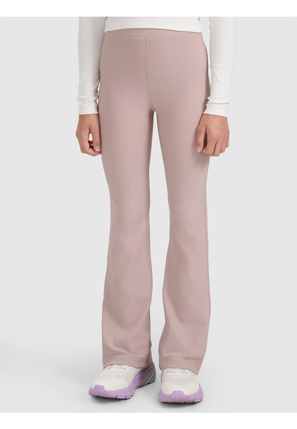 4f - 4F Spodnie z rozszerzanymi nogawkami z prążkowanej dzianiny dziewczęce - beżowe 122 (6-7 lat). Okazja: na co dzień. Kolor: beżowy. Materiał: prążkowany, dzianina. Wzór: prążki. Sezon: lato. Styl: klasyczny, casual, sportowy