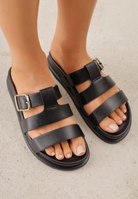 Born2be - Czarne Klapki na Płaskiej Podeszwie z Paskiem z Klamerką Ylindra. Nosek buta: otwarty. Kolor: czarny. Materiał: guma, skóra. Wzór: aplikacja. Sezon: lato. Obcas: na płaskiej podeszwie. Wysokość obcasa: niski #1