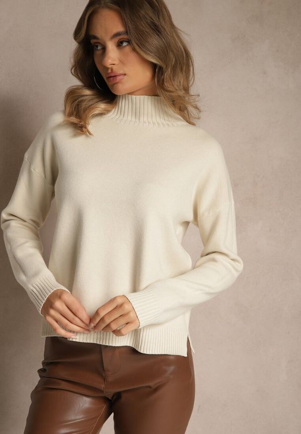 Renee - Jasnobeżowy Gładki Golf Casual Raliana. Okazja: na co dzień. Typ kołnierza: golf. Kolor: beżowy. Materiał: skóra, jeans. Długość rękawa: długi rękaw. Długość: długie. Wzór: gładki. Styl: casual