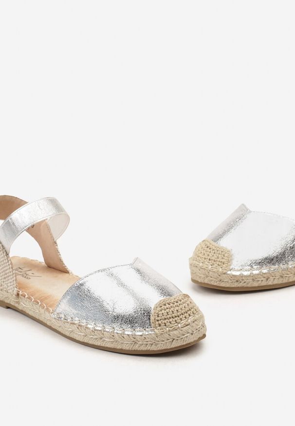 Renee - Srebrne Espadryle z Odkrytą Piętą Ozdobione Plecionką Nrtemisia. Okazja: na imprezę, na co dzień. Kolor: srebrny. Materiał: len, jeans. Wzór: aplikacja. Sezon: lato, wiosna. Styl: elegancki, wakacyjny, casual