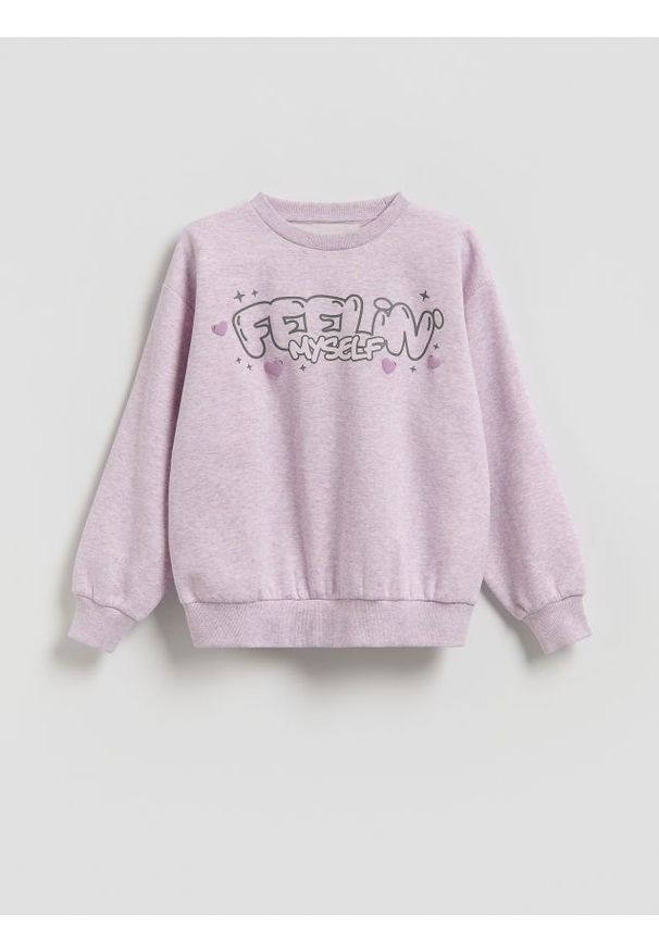Reserved - Luźna bluza z napisem - lawendowy. Kolor: fioletowy. Materiał: bawełna, dzianina. Wzór: napisy