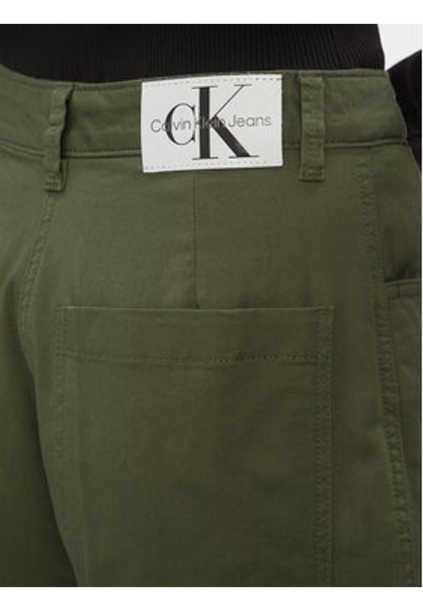 Calvin Klein Jeans Spodnie materiałowe J20J221297 Zielony Straight Fit. Kolor: zielony. Materiał: bawełna