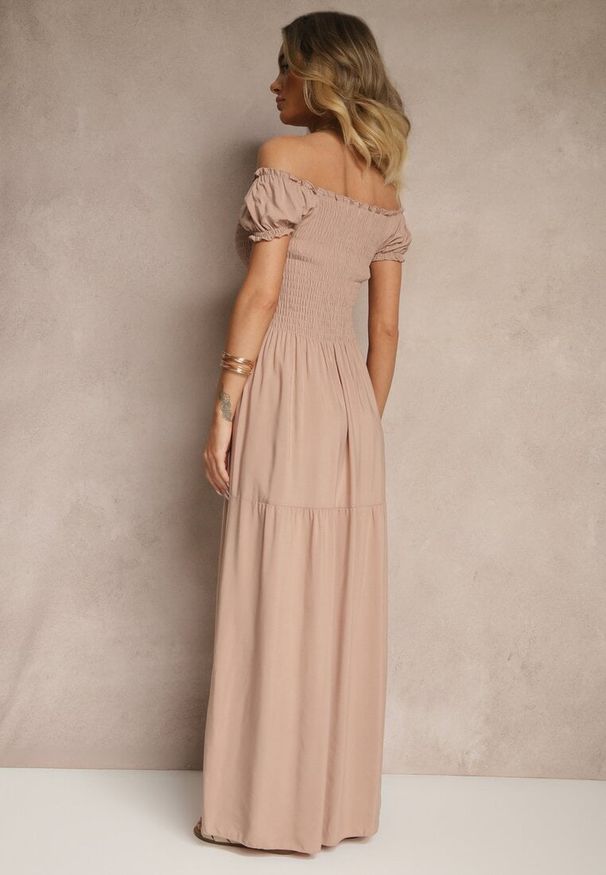 Renee - Beżowa Sukienka z Wiskozy w Stylu Hiszpanki Ozdobiona Marszczeniem Jenalena. Okazja: na co dzień. Typ kołnierza: dekolt hiszpanka. Kolor: beżowy. Materiał: wiskoza. Wzór: aplikacja. Typ sukienki: z odkrytymi ramionami. Styl: casual