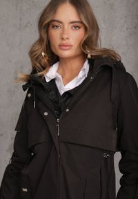 Renee - Czarna Kurtka Przejściowa Typu Parka z Odpinanym Kapturem Ozdobiona Sznurkami Fallaiah. Okazja: na co dzień. Kolor: czarny. Materiał: skóra. Wzór: aplikacja. Styl: casual #3