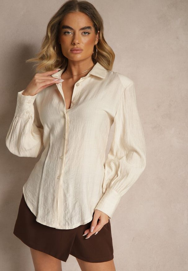 Renee - Jasnobeżowa Koszula z Usztywnioną Linią Ramion i Wiązaniem Meroniela. Okazja: na spotkanie biznesowe, na co dzień. Kolor: beżowy. Materiał: jeans. Styl: elegancki, biznesowy, casual
