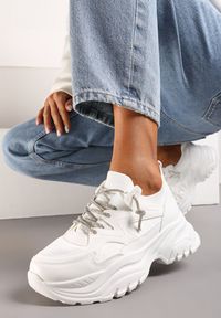 Renee - Białe Sneakersy Wsuwane ze Zdobionymi Sznurówkami na Grubej Podeszwie Destal. Okazja: na co dzień. Zapięcie: bez zapięcia. Kolor: biały. Materiał: jeans. Szerokość cholewki: normalna. Wzór: aplikacja #1
