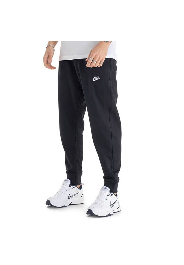 Spodnie dresowe Nike NSW Club Jogger FT BV2679-010 - czarne. Kolor: czarny. Materiał: dresówka