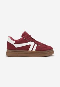 Renee - Bordowe Sneakersy Tenisówki Ozdobione Geometrycznym Wzorem Shie. Okazja: na co dzień. Kolor: czerwony. Materiał: jeans. Wzór: aplikacja, geometria