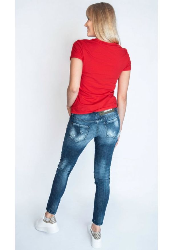 MOSCHINO T-shirt damski czerwony z nadrukiem logo i misia. Kolor: czerwony. Materiał: prążkowany, dzianina. Długość rękawa: krótki rękaw. Długość: krótkie. Wzór: nadruk