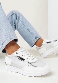 Born2be - Białe Sneakersy z Metalicznymi Wstawkami i Brokatem Balfora. Kolor: biały