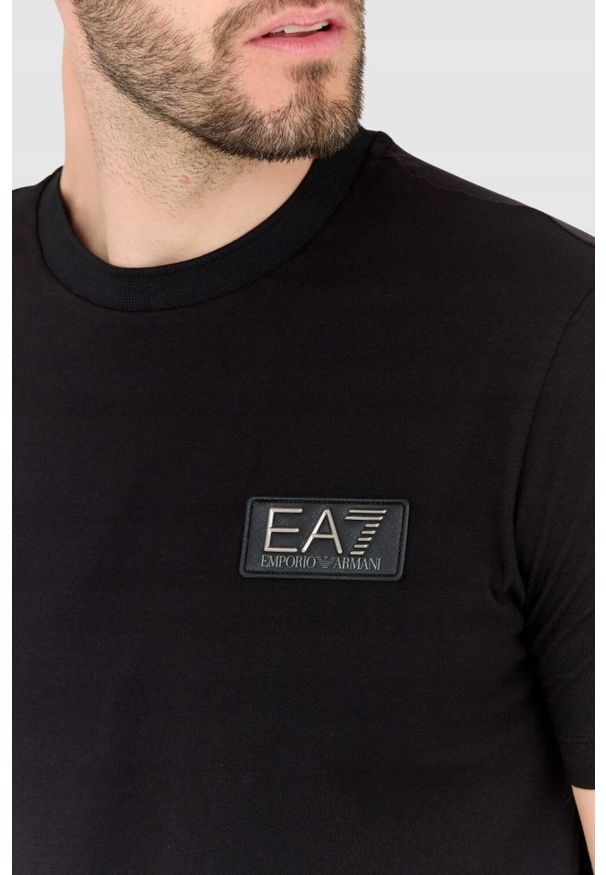 EA7 Emporio Armani - EA7 Czarny męski t-shirt z naszywką z logo, Rozmiar XL. Kolor: czarny. Wzór: aplikacja