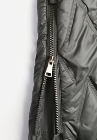 Renee - Zielona Długa Kamizelka Pikowana z Nieodpinanym Kapturem Semaea. Kolor: zielony. Materiał: prążkowany, jeans. Długość: długie. Styl: street #3