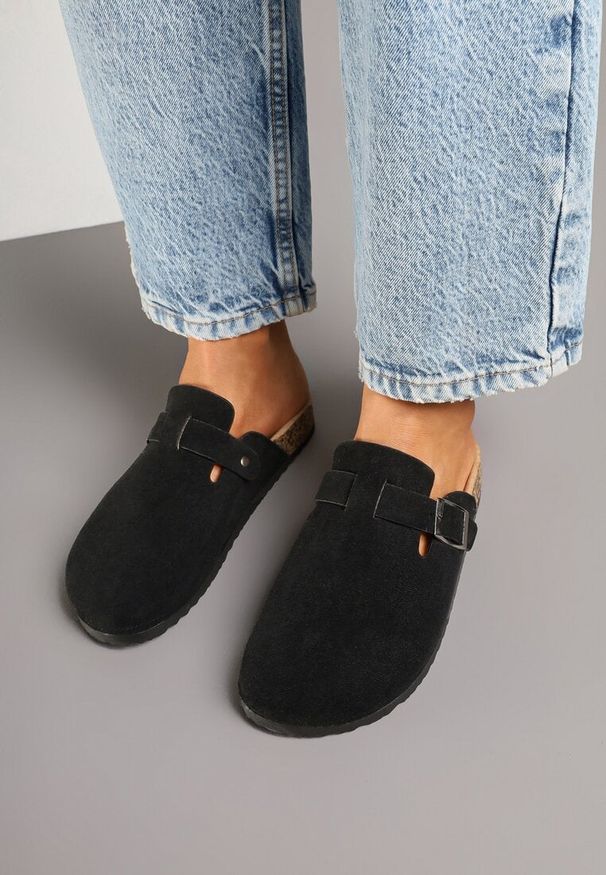 Renee - Czarne Klapki Typu Chodaki z Ekozamszu Zdobione Sprzączką Amustana. Okazja: na co dzień. Kolor: czarny. Materiał: jeans. Wzór: aplikacja. Styl: elegancki, casual