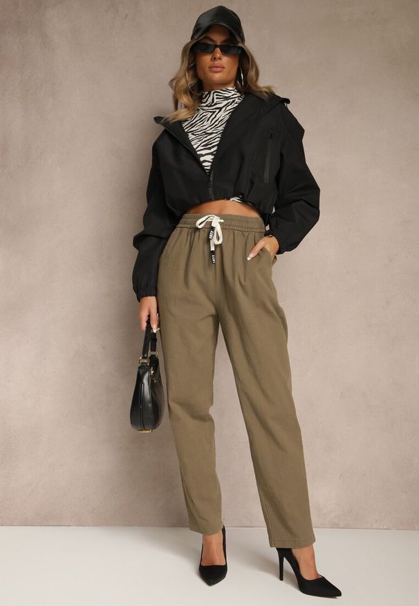 Renee - Ciemnozielone Spodnie z Bawełny Mom Fit Ozdobione Sznurkiem Apinella. Okazja: na co dzień. Kolor: zielony. Materiał: bawełna. Wzór: aplikacja. Styl: casual