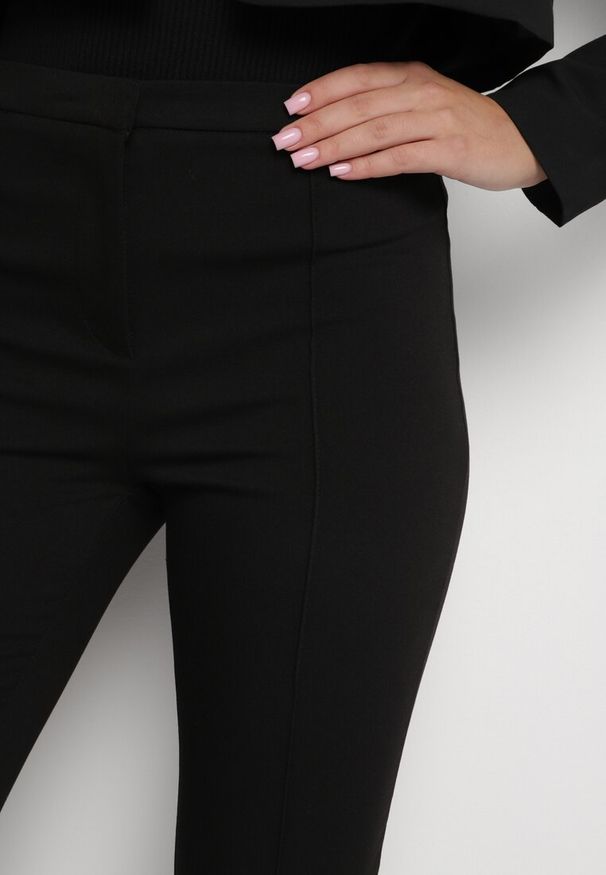 Born2be - Czarne Spodnie Garniturowe o Fasonie Dzwonów Irithrae. Okazja: na spotkanie biznesowe, do pracy, na co dzień. Stan: podwyższony. Kolor: czarny. Materiał: jedwab. Długość: długie. Styl: retro, casual, biznesowy, wizytowy