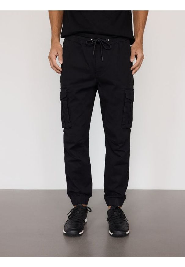 Reserved - Spodnie cargo jogger - czarny. Kolor: czarny. Materiał: bawełna