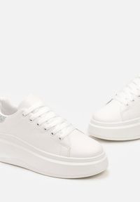 Renee - Biało-Srebrne Sneakersy Ozdobione Brokatem na Platformie Aeliris. Kolor: biały. Materiał: jeans. Wzór: aplikacja. Obcas: na platformie