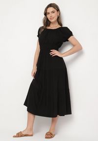 Born2be - Czarna Sukienka o Rozkloszowanym Kroju z Dekoltem Typu Łódka Miranea. Okazja: na co dzień. Kolor: czarny. Materiał: jeans. Typ sukienki: proste, rozkloszowane. Styl: casual, klasyczny #1