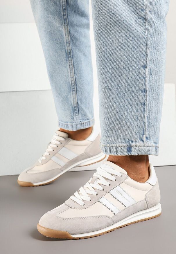 Born2be - Szaro-Białe Sneakersy Klasyczne Tenisówki ze Skórzaną Wkładką i Zamszem Naturalnym Tilritia. Okazja: na co dzień. Kolor: szary. Materiał: zamsz, skóra. Szerokość cholewki: normalna