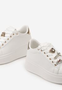 Born2be - Biało-Złote Sneakersy Obiara. Kolor: biały. Materiał: materiał. Szerokość cholewki: normalna. Wzór: aplikacja #4