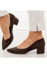 Brązowe zamsz skórzane Polskie czółenka damskie na obcasie Prestige 2235/obl. Okazja: na co dzień, na spotkanie biznesowe, do pracy. Kolor: brązowy. Materiał: zamsz, skóra. Szerokość cholewki: normalna. Sezon: wiosna, jesień, lato. Obcas: na obcasie. Styl: biznesowy, elegancki, casual, klasyczny, wizytowy. Wysokość obcasa: niski #1