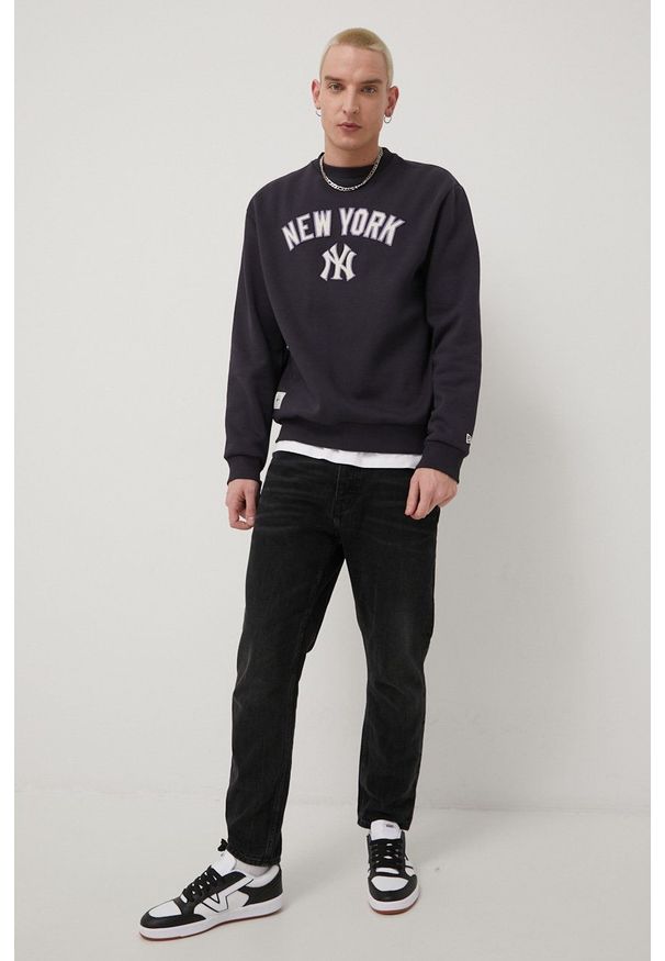 New Era bluza męska kolor granatowy z aplikacją. Kolor: niebieski. Materiał: dzianina. Wzór: aplikacja