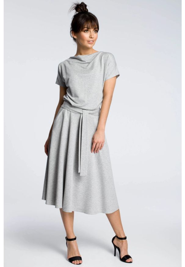 Sukienki.shop - Rozkloszowana sukienka midi z paskiem zbluzowana góra szara. Okazja: na co dzień. Kolor: szary. Materiał: tkanina, bawełna. Styl: casual. Długość: midi