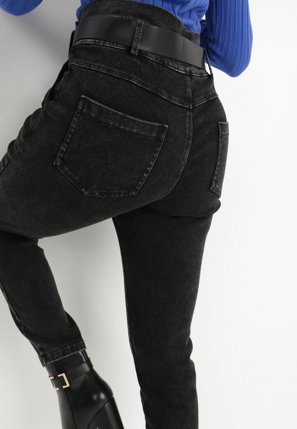 Born2be - Czarne Jeansy Mom Fit z Paskiem Humilia. Okazja: na co dzień. Stan: podwyższony. Kolor: czarny. Wzór: gładki. Styl: casual