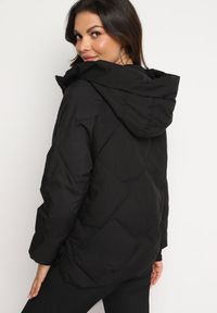 Born2be - Czarna Pikowana Kurtka z Kapturem Rękawy Zakończone Gumką Liliaz. Okazja: na co dzień, na spacer. Typ kołnierza: kaptur. Kolor: czarny. Materiał: jeans. Styl: casual #9