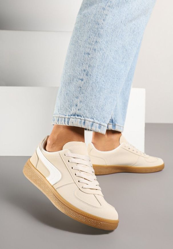 Renee - Beżowe Casualowe Sneakersy Typu Kultowe Tenisówki Ablerri. Okazja: na co dzień. Kolor: beżowy. Materiał: skóra