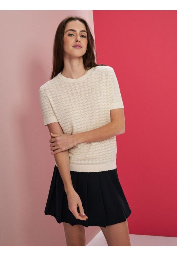 Sinsay - Wiskozowy sweter - kremowy. Kolor: kremowy. Materiał: wiskoza
