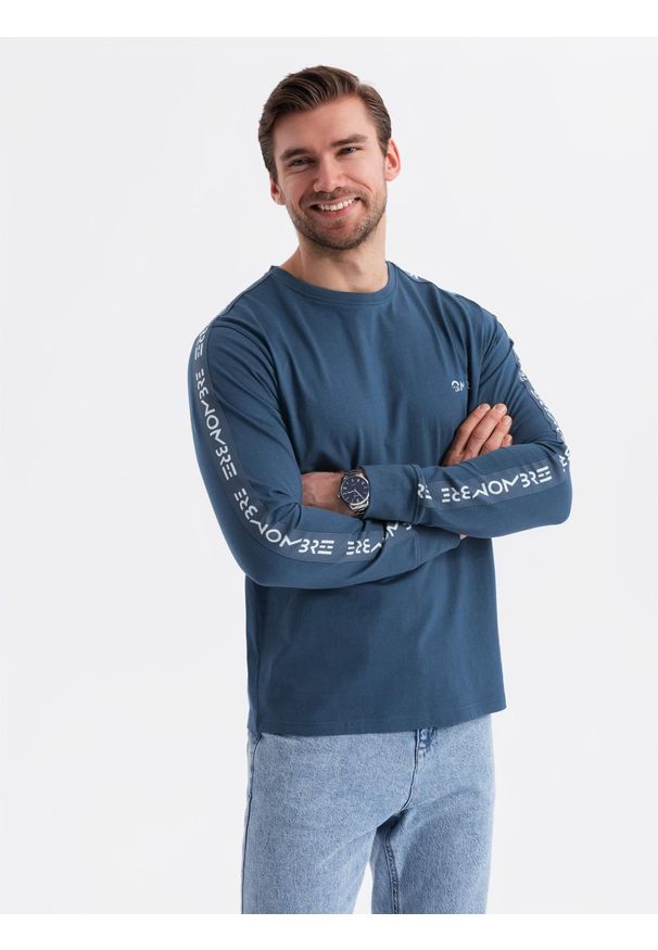 Ombre Clothing - Bawełniany longsleeve męski U-neck z lampasami i nadrukiem na piersi – ciemnoniebieski V1 - Rozmiar: L. Kolor: niebieski. Materiał: bawełna. Długość rękawa: długi rękaw. Wzór: nadruk. Styl: klasyczny, sportowy